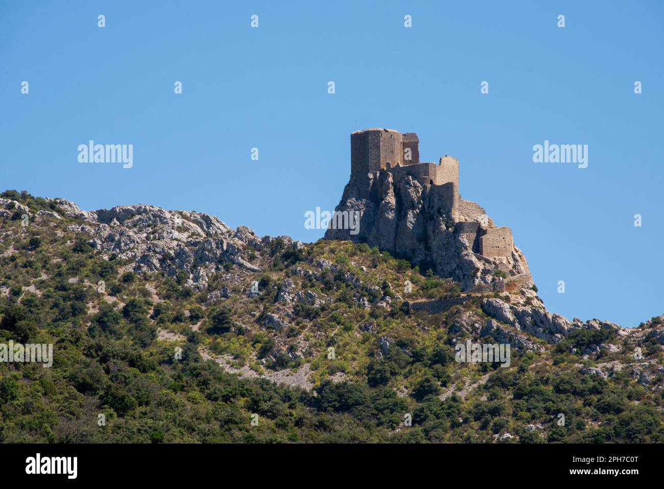 Il castello di Quéribus, uno dei castelli catari del sud della Francia, è stato costruito in una posizione strategica su un ridgeline nei Pirenei Foto Stock