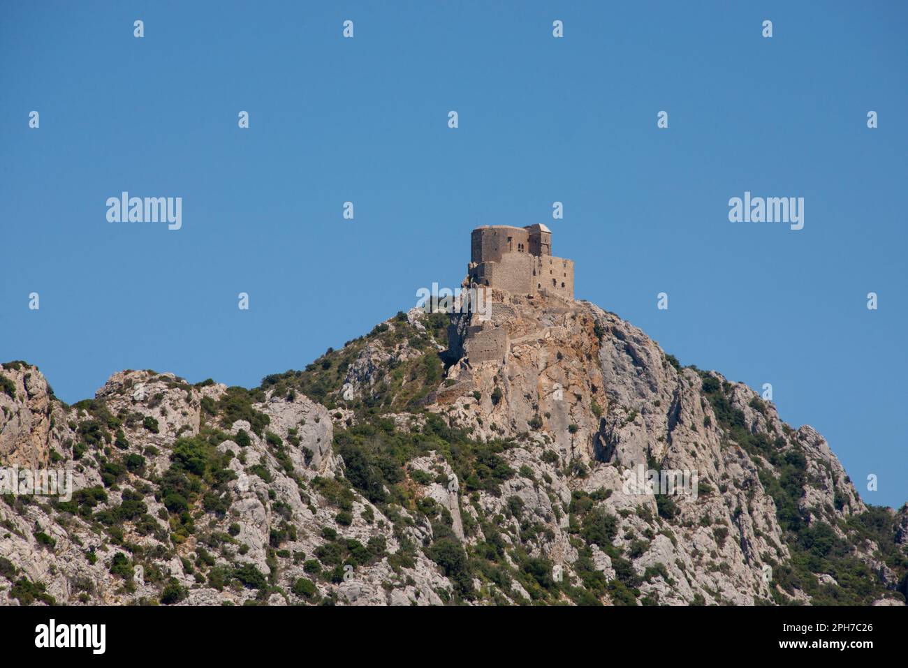 Il castello di Quéribus, uno dei castelli catari del sud della Francia, è stato costruito in una posizione strategica su un ridgeline nei Pirenei Foto Stock