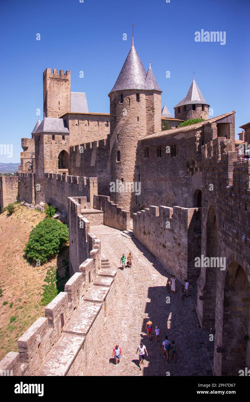 Il muro occidentale della città medievale di Carcassonne con torri e gli edifici del castello interno adiacente. Entrambi sono elencati come Patrimonio Mondiale dell'UNESCO Foto Stock