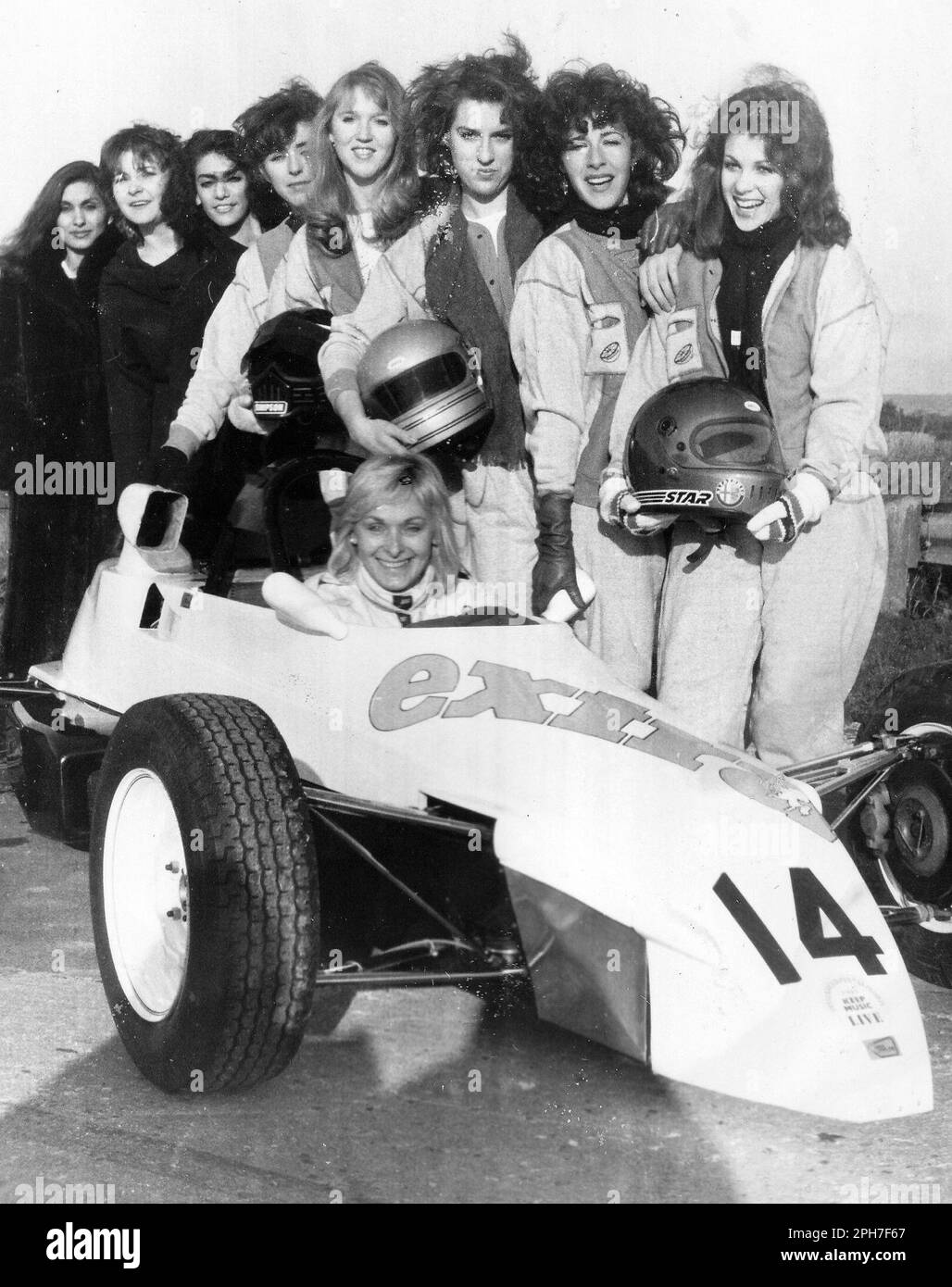 WANNABEE MODEL GIRL CORSE DRIVERS LINE UP CON AGENZIA BOSS PEARL LEGGERE, IN PROVE PER IL TEAM DI CORSE ESHIBIZIONISTA AL CIRCUITO GOODWOOD. PIC MIKE WALKER 1985 Foto Stock