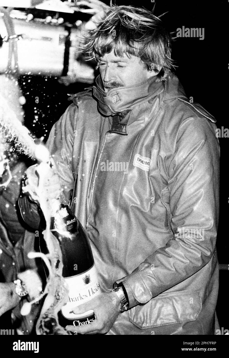 AJAXNETPHOTO. MARZO 30TH, 1982. GOSPORT, INGHILTERRA - ARRIVA LO YACHT KIWI - LO SKIPPER PETER BLAKE SU CERAMCO NUOVA ZELANDA QUANDO LO YACHT ARRIVA ALLA FINE DELLA QUARTA TAPPA DELLA GARA DI WHITBREAD. PHOTO:JONATHAN EASTLAND/AJAX REF;MX340 220605 78 Foto Stock