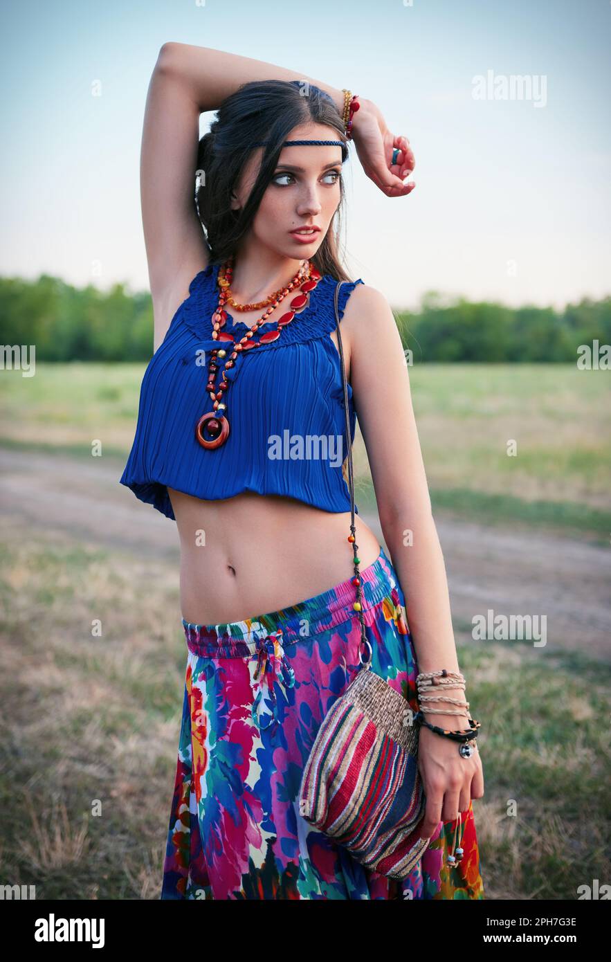 Ritratto all'aperto della giovane bella boho (hippie) ragazza in campo Foto Stock