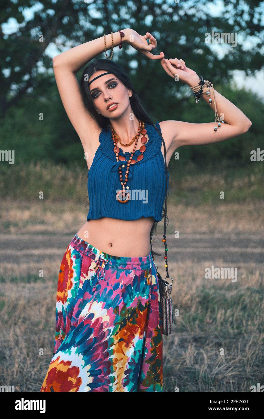 Ritratto all'aperto dell'affascinante giovane boho (hippie) ragazza. Grana pellicola aggiunta Foto Stock