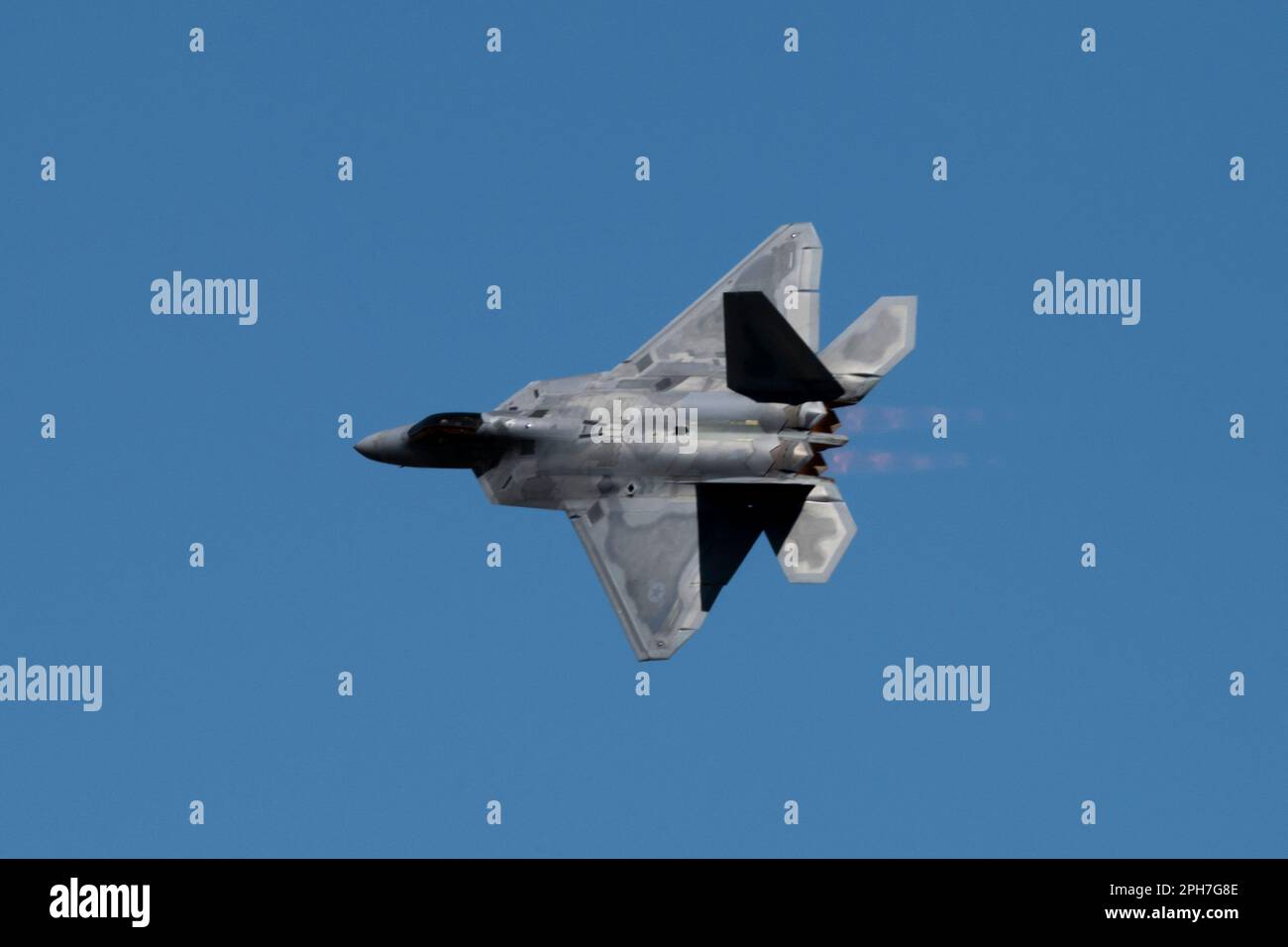 Un F-22 Raptor della Joint base Langley-Eustis sorvola la folla durante il Barksdale Defenders of Liberty Air Show alla Barksdale Air Force base, Louisiana, 25 marzo 2023. F-22A Raptor è un combattente di quinta generazione che incorpora la tecnologia stealth di quarta generazione. (STATI UNITI Air Force foto di Senior Airman Celeste Zuniga) Foto Stock