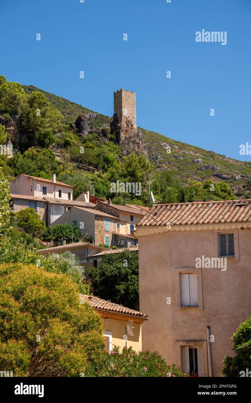 La torre medievale Tour de Guep è stata costruita in alto su una collina della valle del fiume Orb che custodisce il vecchio villaggio Roquebrun nel sud della Francia. Foto Stock