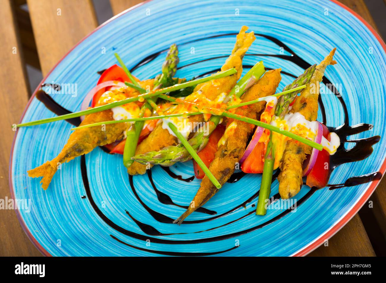 Spratti martoriati con salsa di zenzero cremosa, pomodori, balsamico Foto Stock