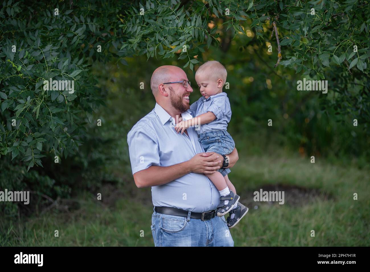 Uomo con un bambino in braccio immagini e fotografie stock ad alta  risoluzione - Alamy