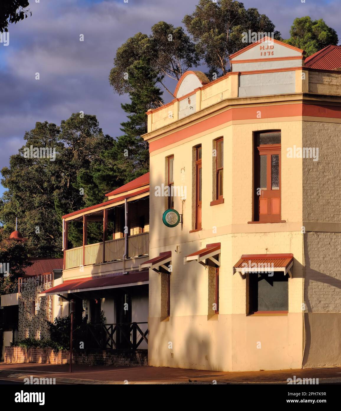 Bridgetown: Vecchio pub incandescente oro poco prima del tramonto a Bridgetown, sud-ovest Australia occidentale Foto Stock