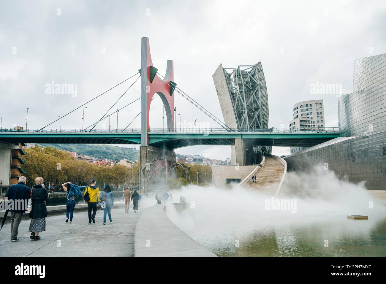 Aprile 2022 Europa, Spagna, paesi baschi, provincia di vizcaya, bilbao, vista sul ponte la salve a bilbao. Foto di alta qualità Foto Stock