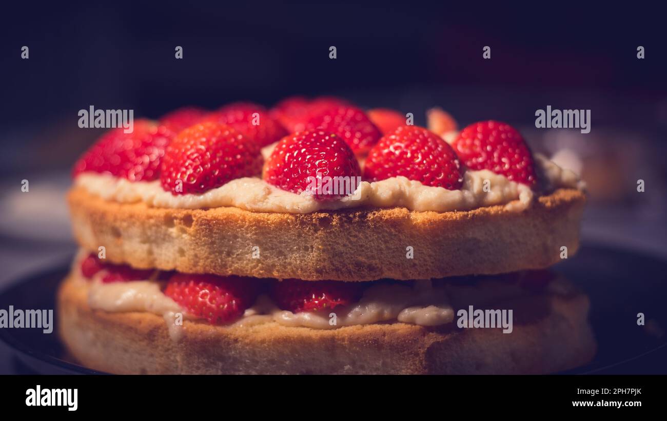 torta fatta in casa a due strati con bordi croccanti con panna e fragola Foto Stock