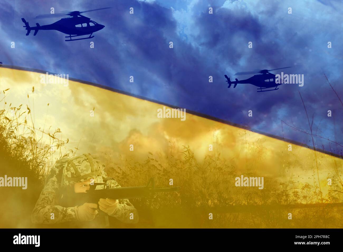 Doppia esposizione della bandiera nazionale Ucraina e del soldato nella zona di combattimento Foto Stock