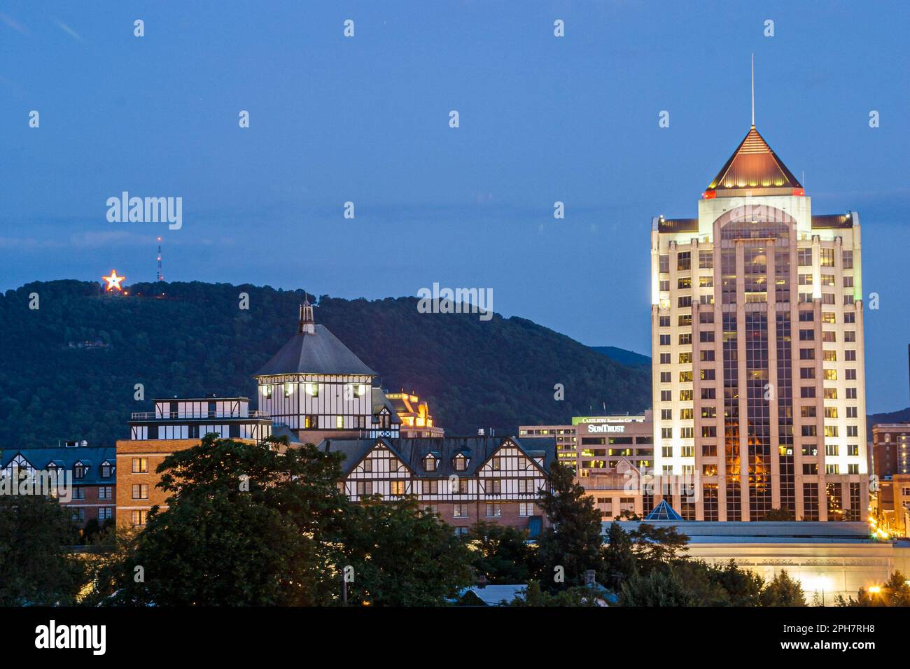 Virginia Appalachian Montagne Roanoke skyline città centro, centro centro edifici notte, Mill Mountain, Roanoke Star, Foto Stock