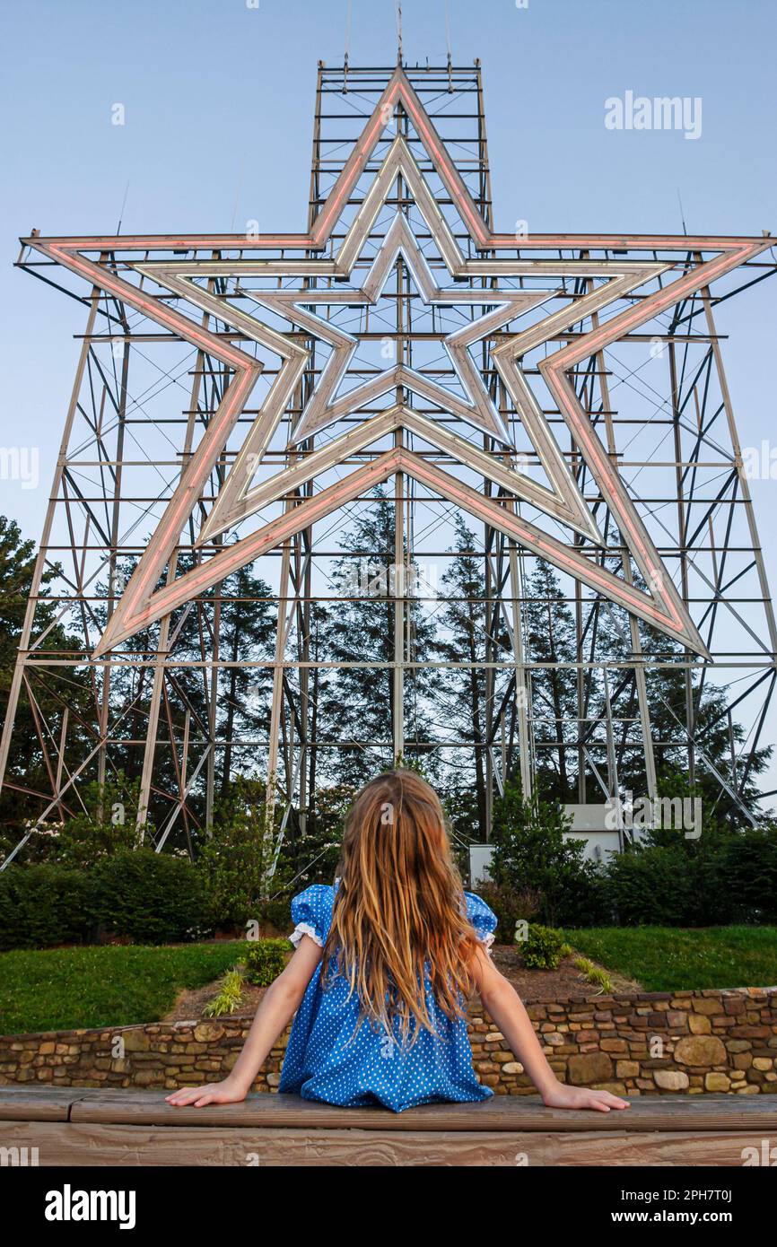 Virginia Appalachian Mountains Southern Appalachia Roanoke Mill Mountain, Roanoke Star più grande del mondo uomo star sembra guardare, Foto Stock