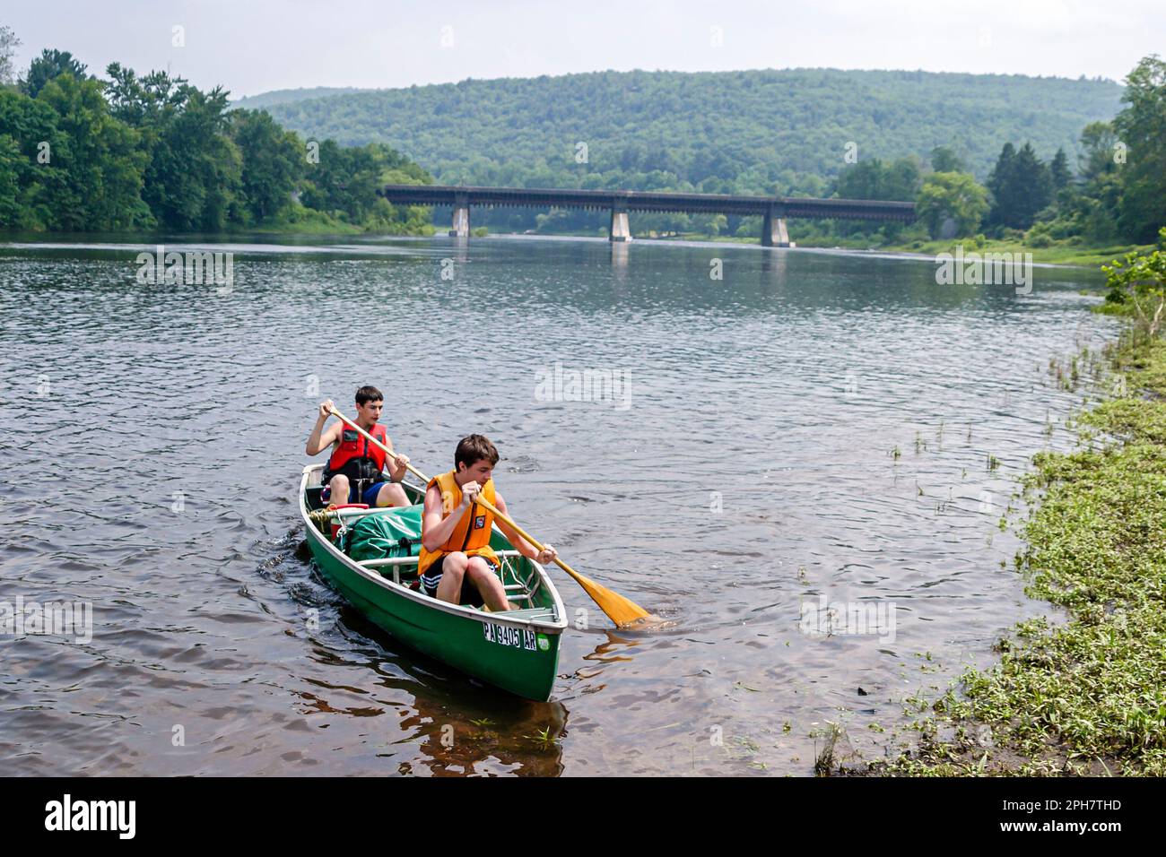 Pennsylvania Pocono Mountains Delaware River, Water Lackawaxen Roebling Aqueduct Bridge, teen teen teenager ragazzi ragazzi amici canoa canoa p Foto Stock