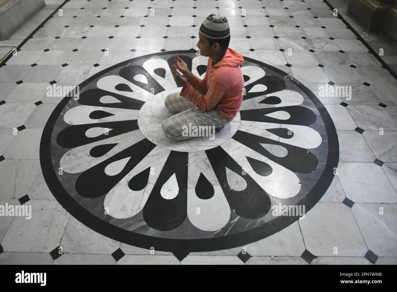 Kolkata, India. 26th Mar, 2023. Un ragazzo prega durante il mese santo di Ramadan alla moschea di Kolkata. (Foto di Sudipta Das/Pacific Press) Credit: Pacific Press Media Production Corp./Alamy Live News Foto Stock
