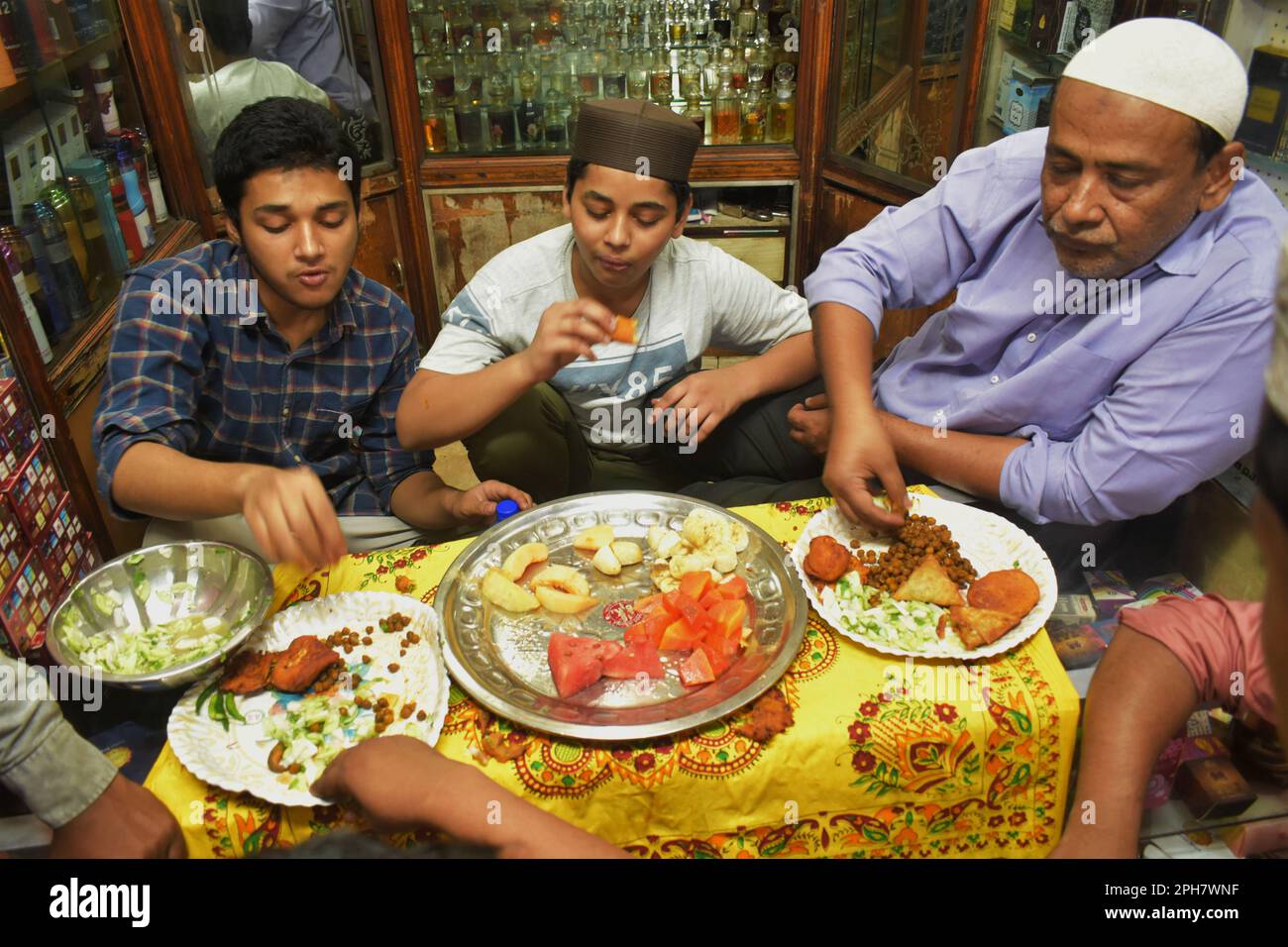 Kolkata, India. 26th Mar, 2023. I musulmani mangiano il loro pasto di iftar (rompendo veloce) all'interno di un negozio della strada durante il mese santo di Ramadan a Kolkata. (Foto di Sudipta Das/Pacific Press) Credit: Pacific Press Media Production Corp./Alamy Live News Foto Stock