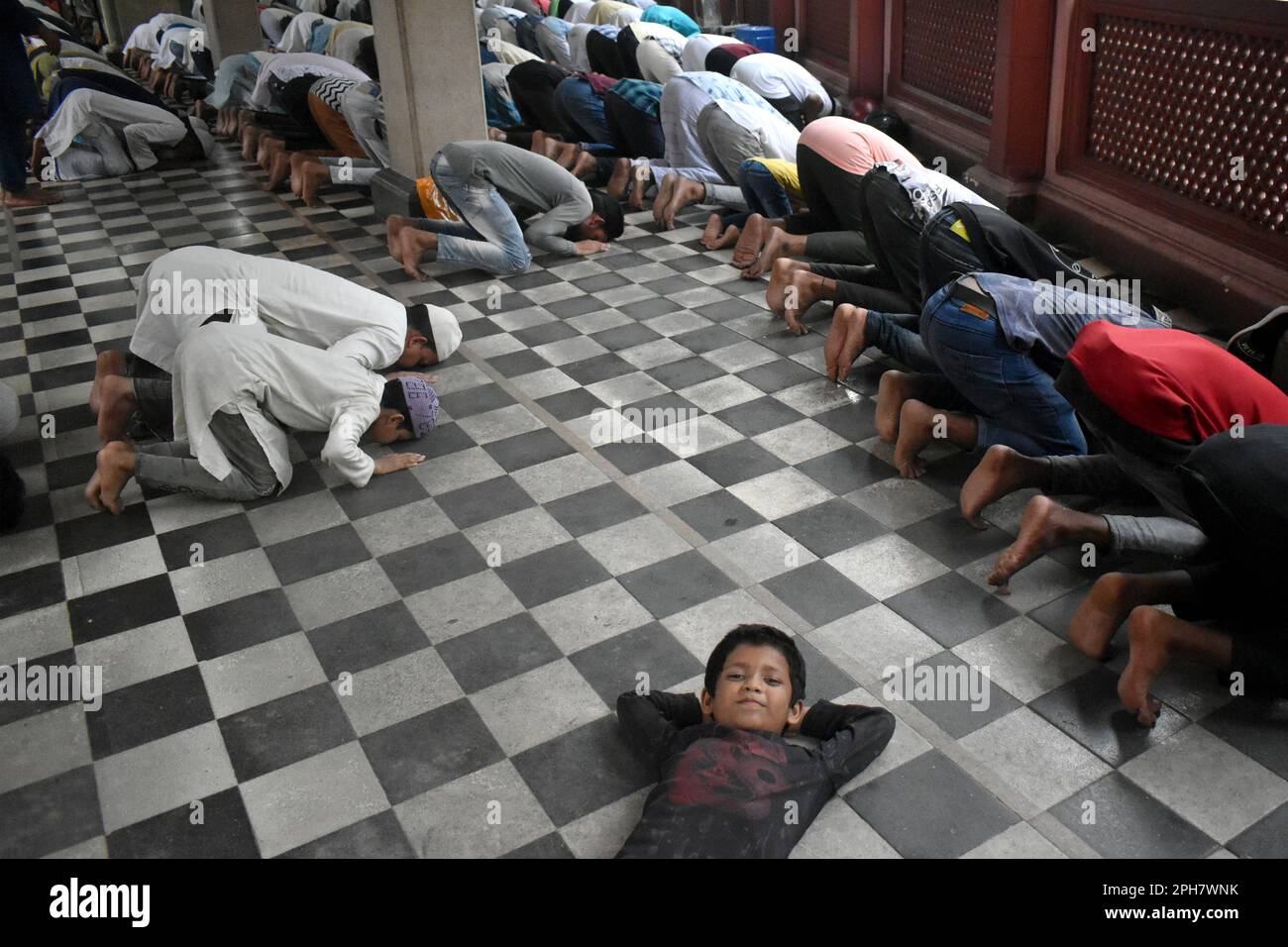 Kolkata, India. 26th Mar, 2023. I musulmani offrono preghiere durante il mese santo di Ramadan alla moschea di Kolkata. (Foto di Sudipta Das/Pacific Press) Credit: Pacific Press Media Production Corp./Alamy Live News Foto Stock