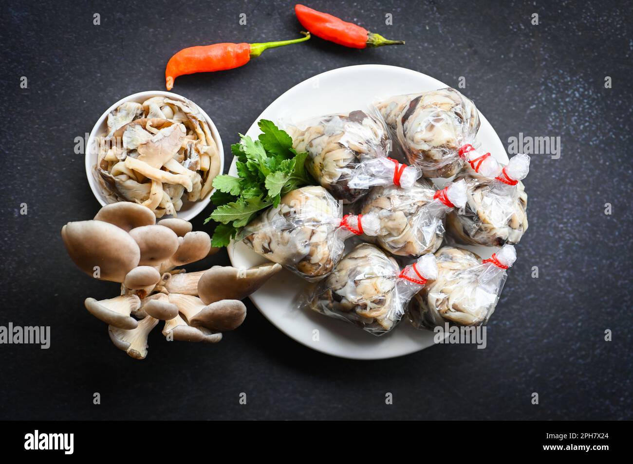 Funghi di ostrica freschi grigi su piatto, funghi di ostrica cotti per la cottura degli alimenti - alimenti lavorati funghi di strada Foto Stock