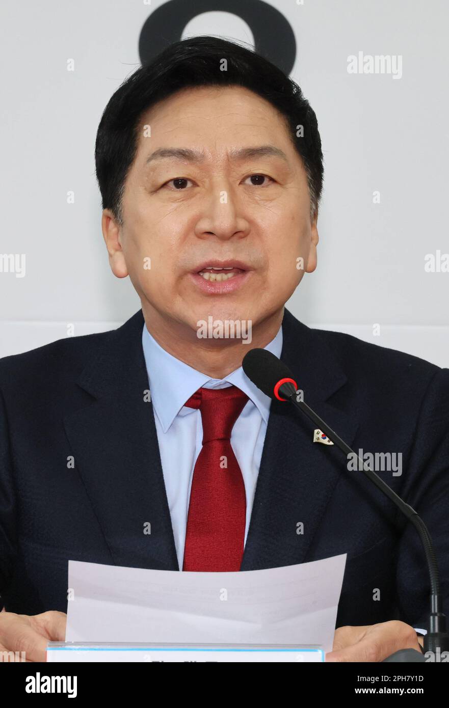 27th Mar, 2023. Il capo del partito al governo Kim Gi-hyeon, capo del Partito del potere popolare al governo, parla durante una riunione del Consiglio Supremo del partito all'Assemblea Nazionale a Seoul il 27 marzo 2023. Credit: Yonhap/Newcom/Alamy Live News Foto Stock