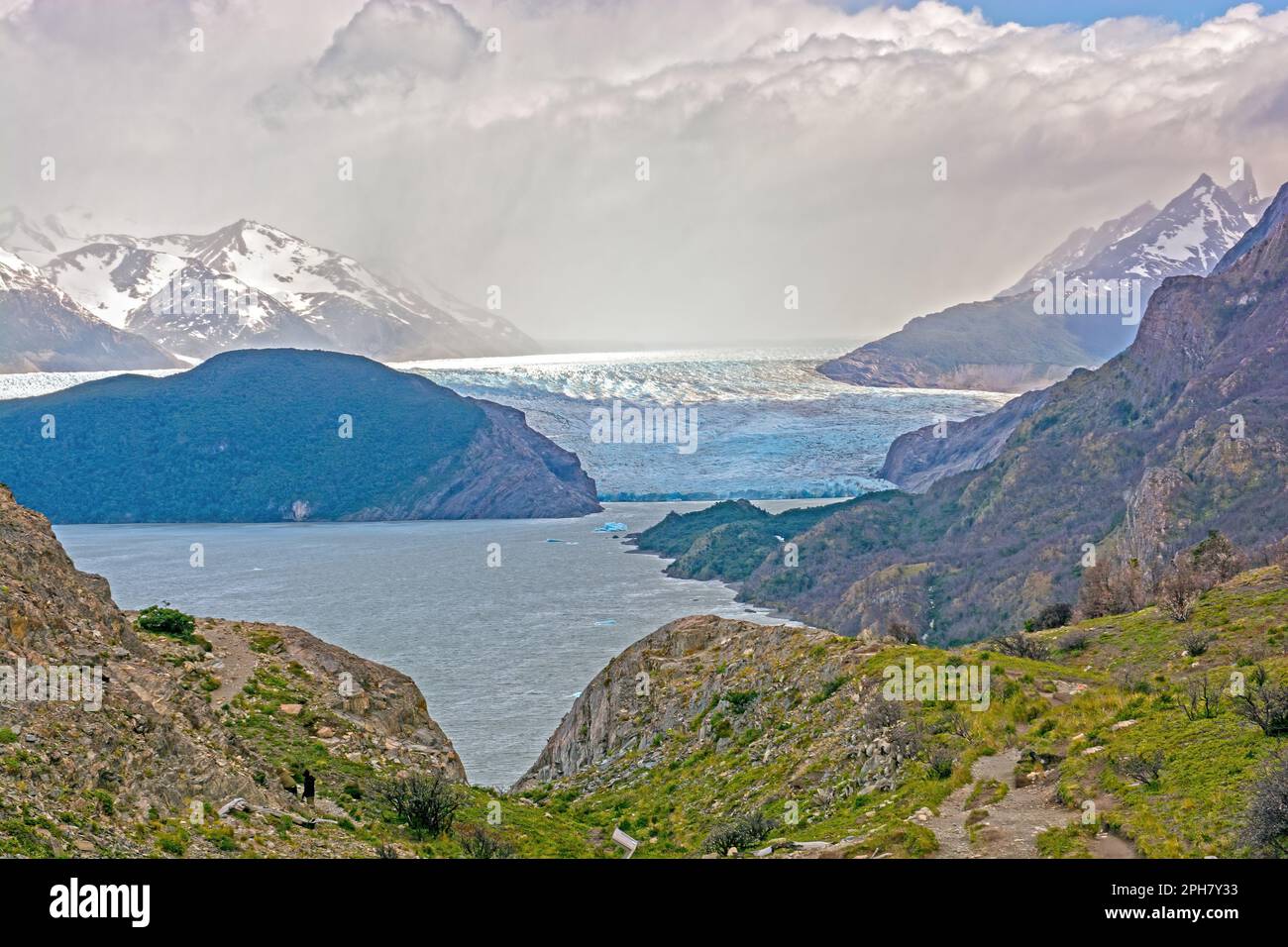 Massiccio ghiacciaio che discenderà dal Mist di montagna sul Ghiacciaio grigio in Patagonia Foto Stock