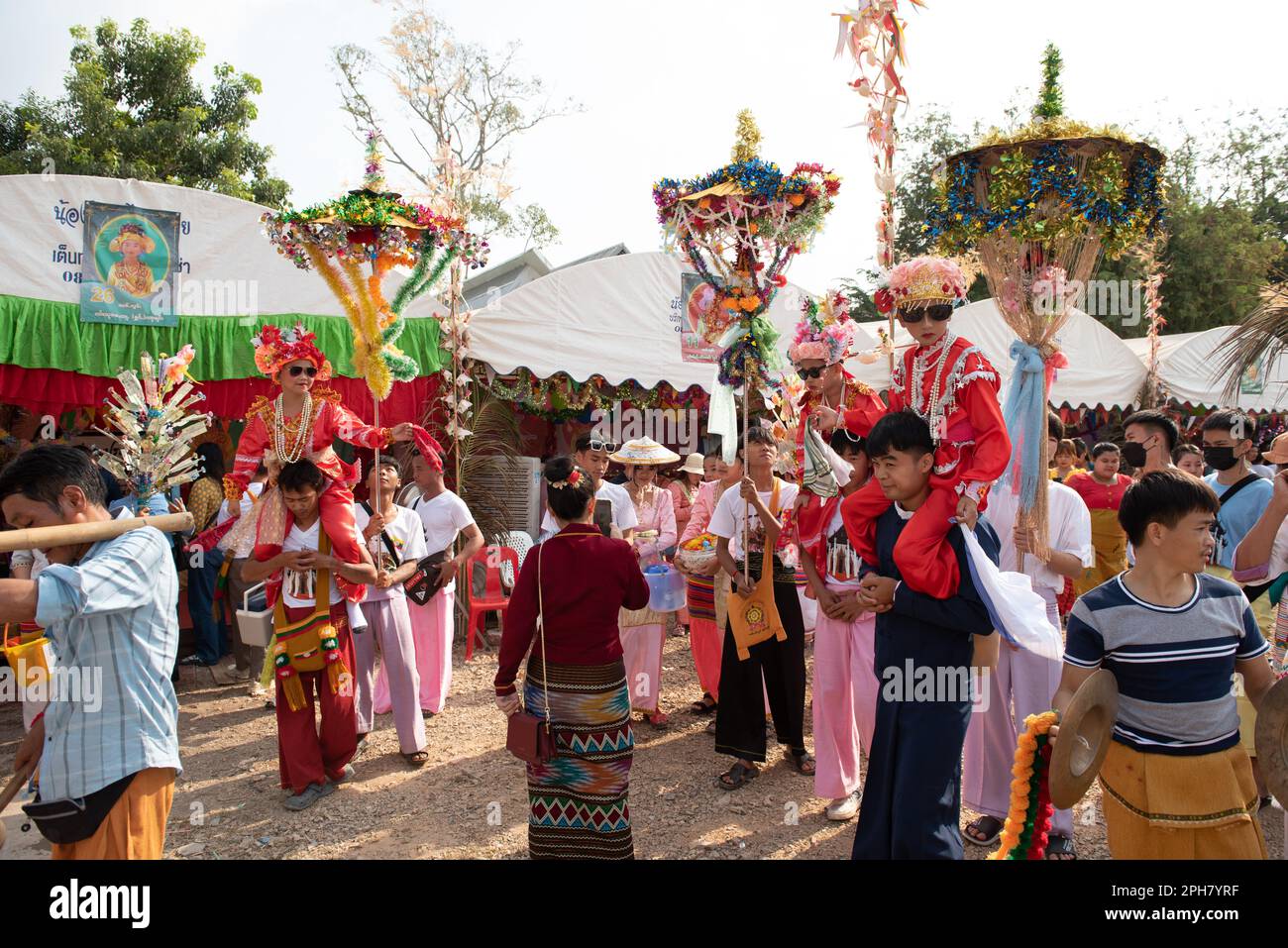 Nonthaburi, Thailandia. 26th Mar, 2023. I ragazzi sono vestiti con costumi elaborati, una cerimonia di ordinazione monaco novizio conosciuta come 'poi Sang long', una cerimonia praticata dal popolo Tai Yai, a Wat Prasat (Tempio Prasat), situato nella provincia di Nonthaburi, 20 chilometri a nord di Bangkok, Thailandia, 26 marzo 2023. (Foto di Teera Noisakran/Pacific Press) Credit: Pacific Press Media Production Corp./Alamy Live News Foto Stock