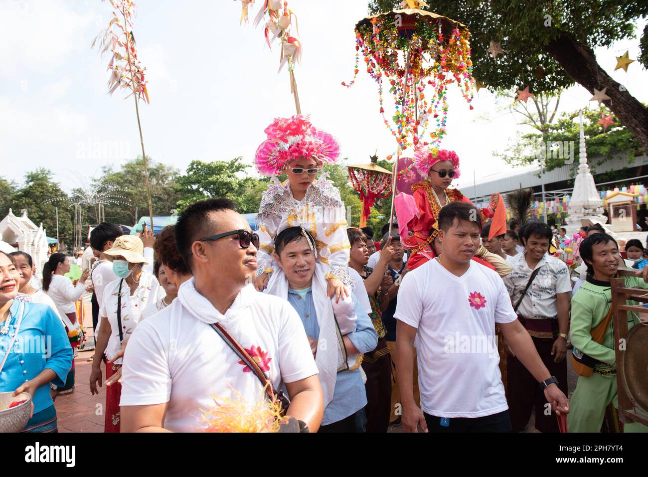 Nonthaburi, Thailandia. 26th Mar, 2023. La gente si unisce alla parata dei novizi come 'poi Sang long', una cerimonia praticata dal popolo Tai Yai, a Wat Prasat (Tempio di Prasat), situato nella provincia di Nonthaburi, 20 chilometri a nord di Bangkok, Thailandia. I ragazzi sono vestiti in costumi elaborati, il 26 marzo 2023. (Foto di Teera Noisakran/Pacific Press) Credit: Pacific Press Media Production Corp./Alamy Live News Foto Stock