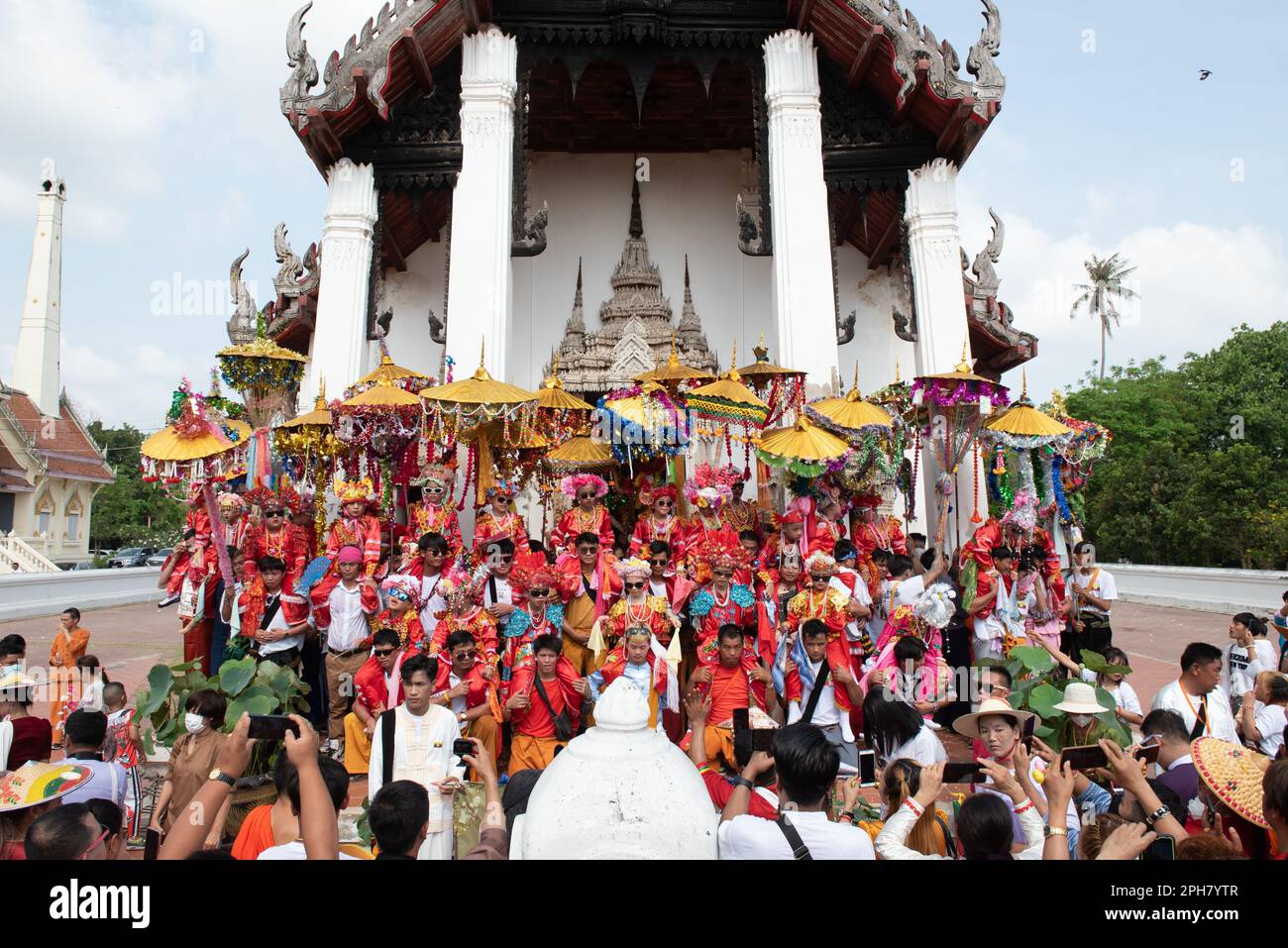 Nonthaburi, Thailandia. 26th Mar, 2023. La gente si unisce alla parata dei novizi come 'poi Sang long', una cerimonia praticata dal popolo Tai Yai, a Wat Prasat (Tempio di Prasat), situato nella provincia di Nonthaburi, 20 chilometri a nord di Bangkok, Thailandia. I ragazzi sono vestiti in costumi elaborati, il 26 marzo 2023. (Foto di Teera Noisakran/Pacific Press) Credit: Pacific Press Media Production Corp./Alamy Live News Foto Stock