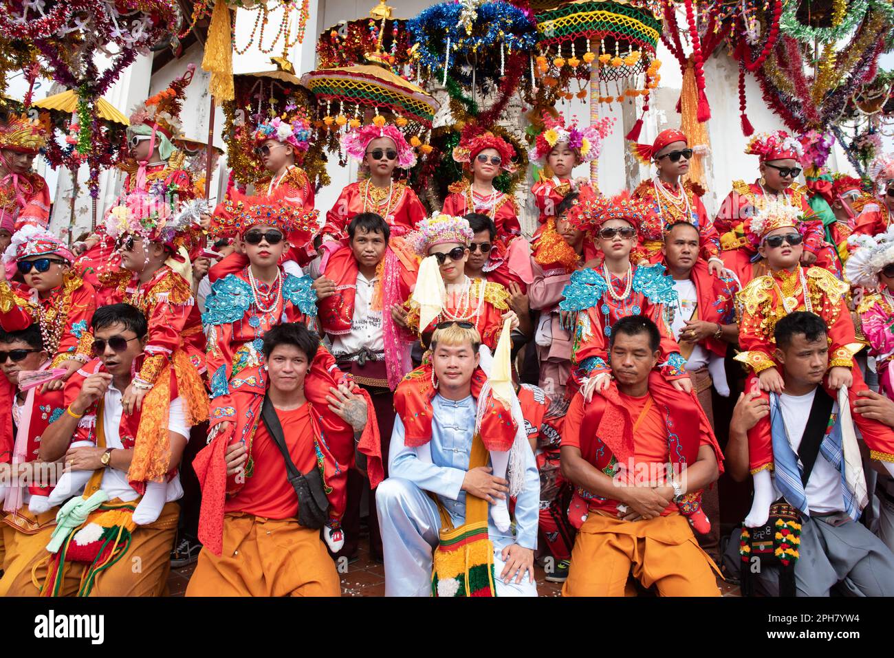 Nonthaburi, Thailandia. 26th Mar, 2023. I ragazzi sono vestiti con costumi elaborati, una cerimonia di ordinazione monaco novizio conosciuta come 'poi Sang long', una cerimonia praticata dal popolo Tai Yai, a Wat Prasat (Tempio Prasat), situato nella provincia di Nonthaburi, 20 chilometri a nord di Bangkok, Thailandia, 26 marzo 2023. (Foto di Teera Noisakran/Pacific Press) Credit: Pacific Press Media Production Corp./Alamy Live News Foto Stock