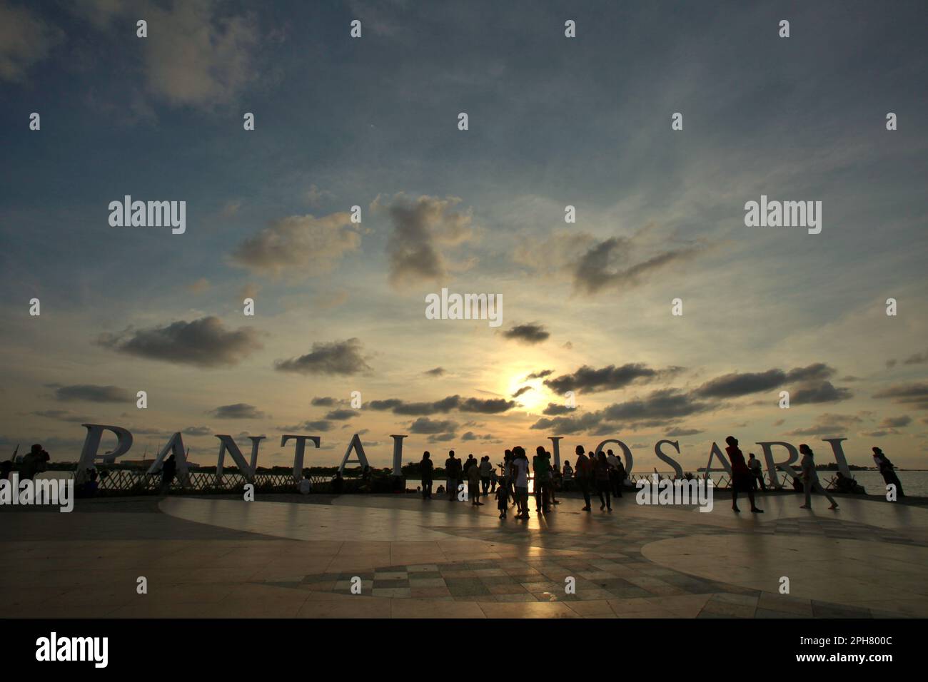 Vista del cielo pomeridiano e delle persone che hanno tempo libero sulla piattaforma balneare di Losari a Makassar, una città costiera che è circondata da controversie sullo sviluppo costiero e la gestione delle risorse costiere nel Sud Sulawesi, Indonesia. Il ripristino o la protezione degli ecosistemi costieri è un'importante azione di adattamento al cambiamento climatico con molteplici vantaggi, con limitati benefici globali di mitigazione, secondo il rapporto del 2023 pubblicato dal Gruppo intergovernativo sui cambiamenti climatici (IPCC), dal titolo "cambiamenti climatici 2022: Impatti, adattamento e vulnerabilità". Foto Stock