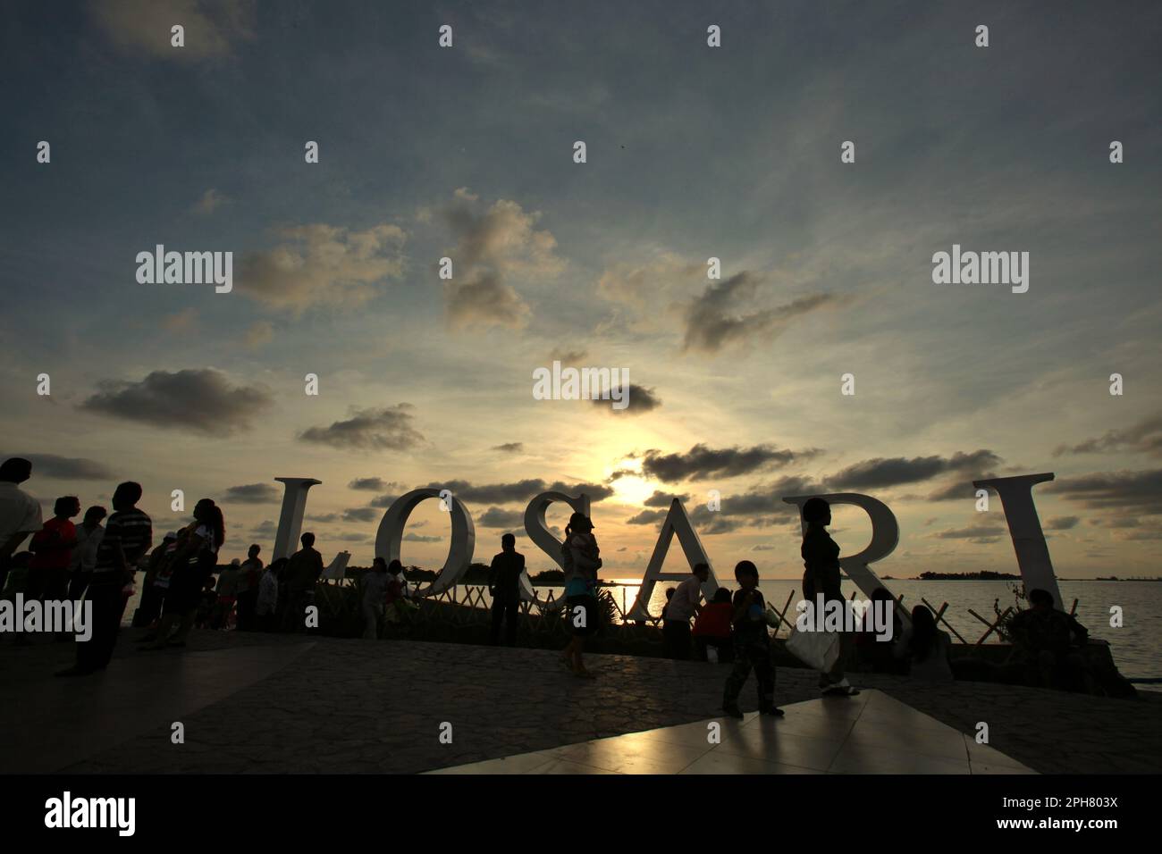 Vista del cielo pomeridiano e delle persone che hanno tempo libero sulla piattaforma balneare di Losari a Makassar, una città costiera che è circondata da controversie sullo sviluppo costiero e la gestione delle risorse costiere nel Sud Sulawesi, Indonesia. Il ripristino o la protezione degli ecosistemi costieri è un'importante azione di adattamento al cambiamento climatico con molteplici vantaggi, con limitati benefici globali di mitigazione, secondo il rapporto del 2023 pubblicato dal Gruppo intergovernativo sui cambiamenti climatici (IPCC), dal titolo "cambiamenti climatici 2022: Impatti, adattamento e vulnerabilità". Foto Stock
