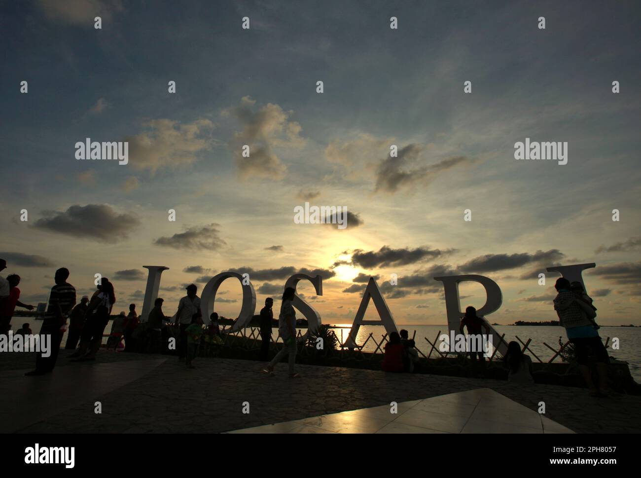 Vista del cielo pomeridiano e delle persone che hanno tempo libero sulla piattaforma balneare di Losari a Makassar, una città costiera che è circondata da controversie sullo sviluppo costiero e la gestione delle risorse costiere nel Sud Sulawesi, Indonesia. Il ripristino o la protezione degli ecosistemi costieri è un'importante azione di adattamento al cambiamento climatico con molteplici vantaggi, con limitati benefici globali di mitigazione, secondo il rapporto del 2023 pubblicato dal Gruppo intergovernativo sui cambiamenti climatici (IPCC), dal titolo "cambiamenti climatici 2022: Impatti, adattamento e vulnerabilità". Foto Stock