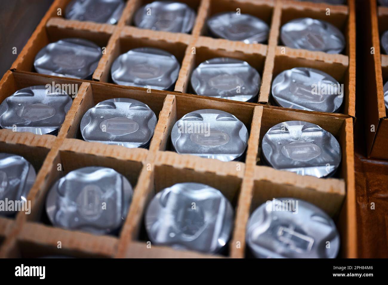 Lotto finito di pistoni in alluminio per motore auto in box Foto Stock