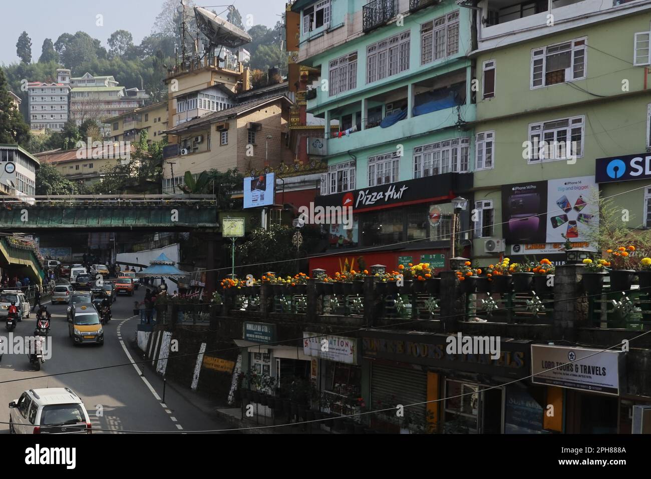 Gangtok, Sikkim, India - 14th novembre 2022: Strada trafficata di gangtok, la stazione della collina bella è la città capitale di sikkim Foto Stock