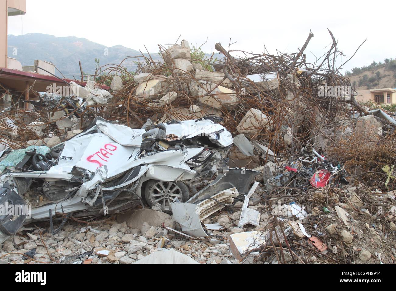 Distrutto casa e danneggiato auto dopo il terremoto in Turchia. Foto Stock