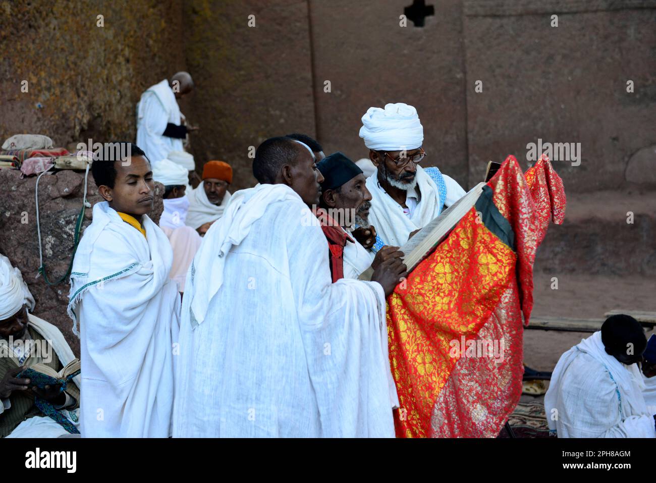 I pellegrini etiopi pregano nella chiesa di Bete Maryam durante la festa della settimana di Pasqua. Lalibea, Etiopia. Foto Stock