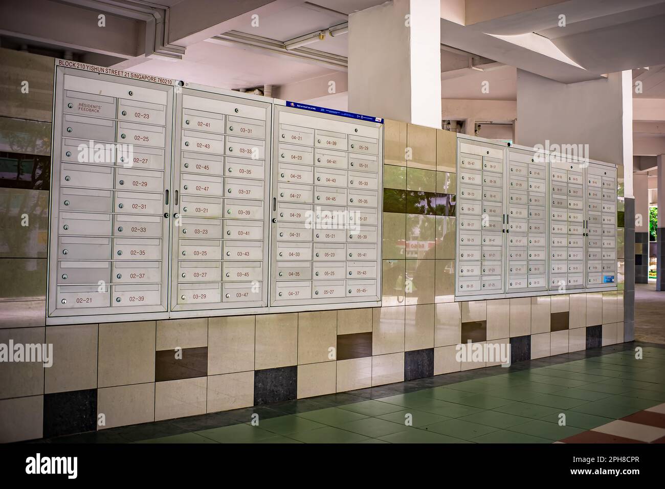 Cassette postali situate al piano terra degli appartamenti HDB a Singapore. Foto Stock