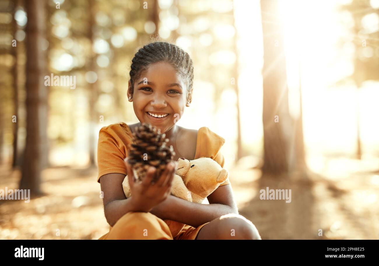 Guarda quello che ho appena trovato. Ritratto di una adorabile bambina che gioca nel bosco. Foto Stock