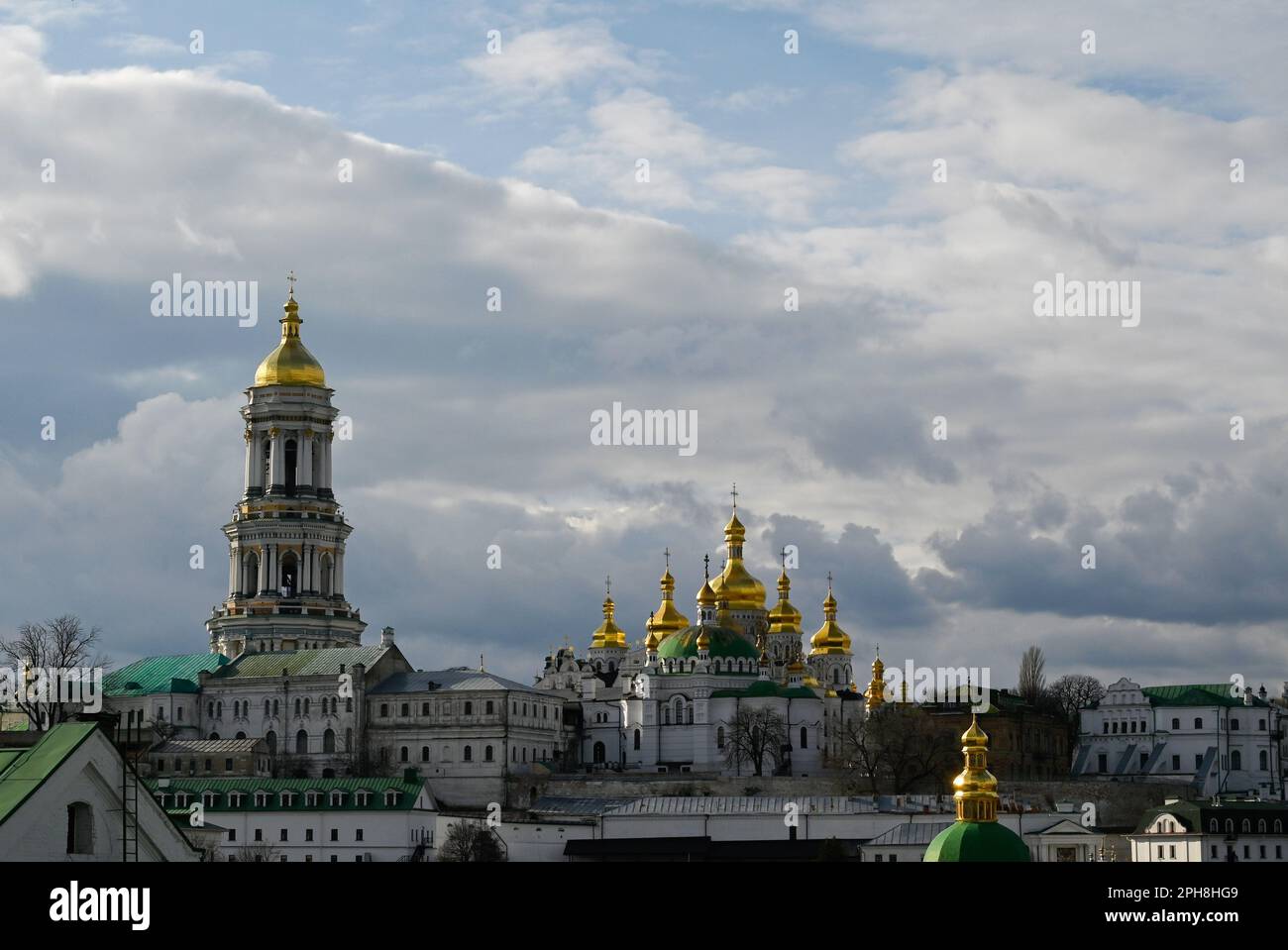 Vista di Kyiv-Pechersk Lavra a Kyiv, in mezzo all'invasione russa dell'Ucraina. Kyiv-Pechersk Lavra anche conosciuto come il monastero di Kyiv delle grotte è il più antico monastero sul territorio Ucraina. Attualmente, la Lavra inferiore è sotto la giurisdizione della Chiesa Ortodossa Ucraina del Patriarcato di Mosca, e la Lavra superiore è sotto la giurisdizione della Riserva storica e culturale di Kyiv-Pechersk. Il Ministero della Cultura dell'Ucraina ha deciso che la Chiesa Ortodossa Ucraina del Patriarcato di Mosca deve lasciare la Pechersk Lavra entro il 29 marzo 2023 a causa della scadenza del contratto di locazione. Foto Stock