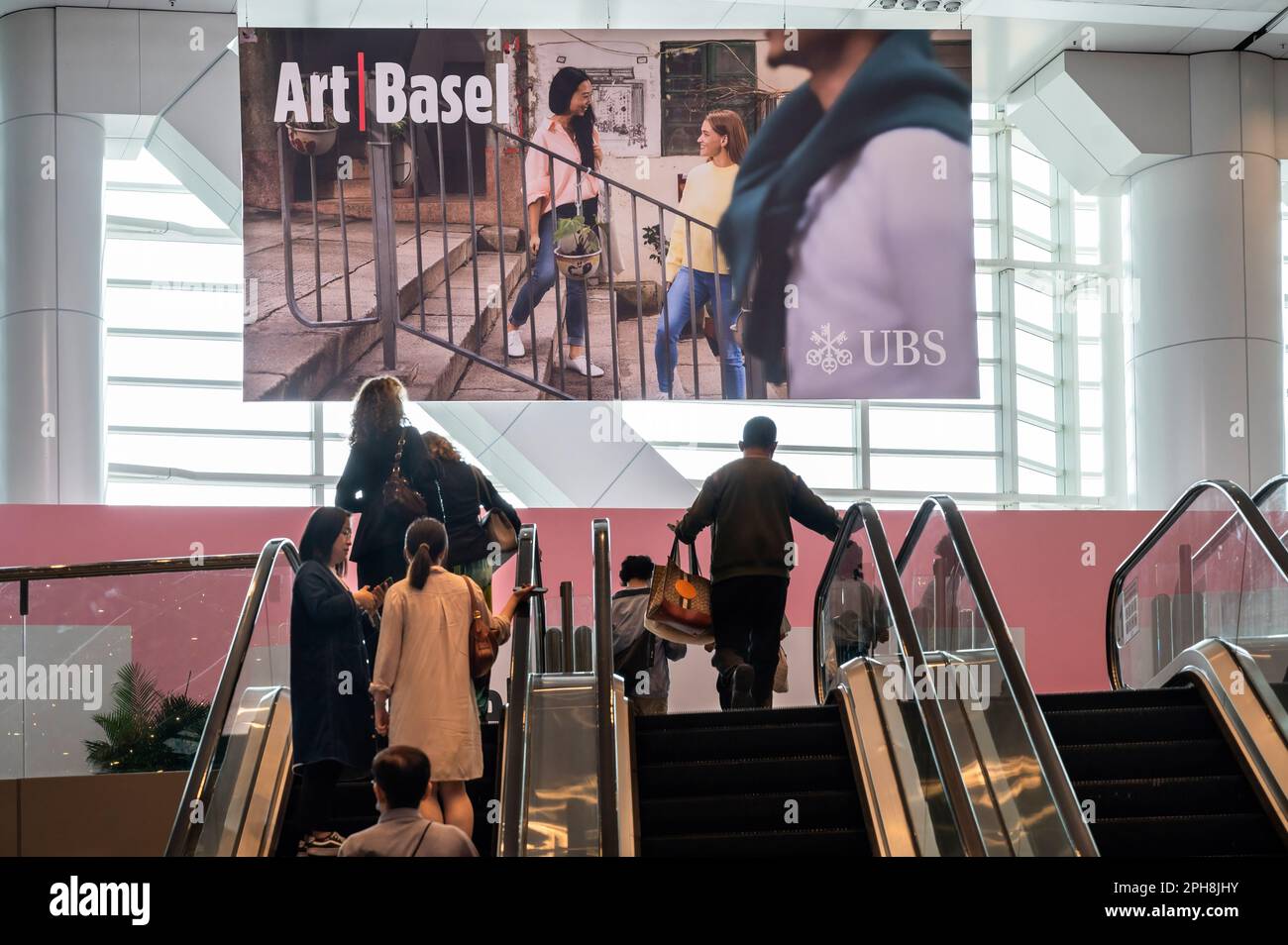 Hong Kong, Cina. 24th Mar, 2023. I visitatori e i collezionisti d'arte arrivano alla mostra Art Basel di Hong Kong dopo diversi anni di eventi remoti e ibridi a causa di covid restrictions a Hong Kong. Credit: SOPA Images Limited/Alamy Live News Foto Stock