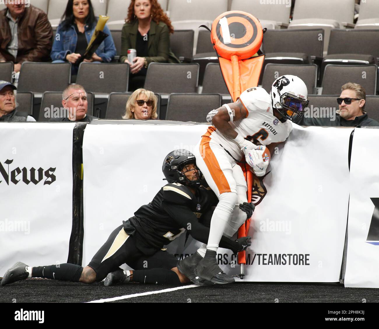 San Jose, California, Stati Uniti. 26th Mar, 2023. Arizona Rattlers Rrunning back JAGER GARDNER (6) è affrontato da Bay Area Panthers difensive back William Atkins (3) nel loro IFL (Indoor Football League) partita al SAP Center a San Jose. I Panthers battono i Rattlers 47-46. (Credit Image: © David G. McIntyre/ZUMA Press Wire) SOLO PER USO EDITORIALE! Non per USO commerciale! Foto Stock