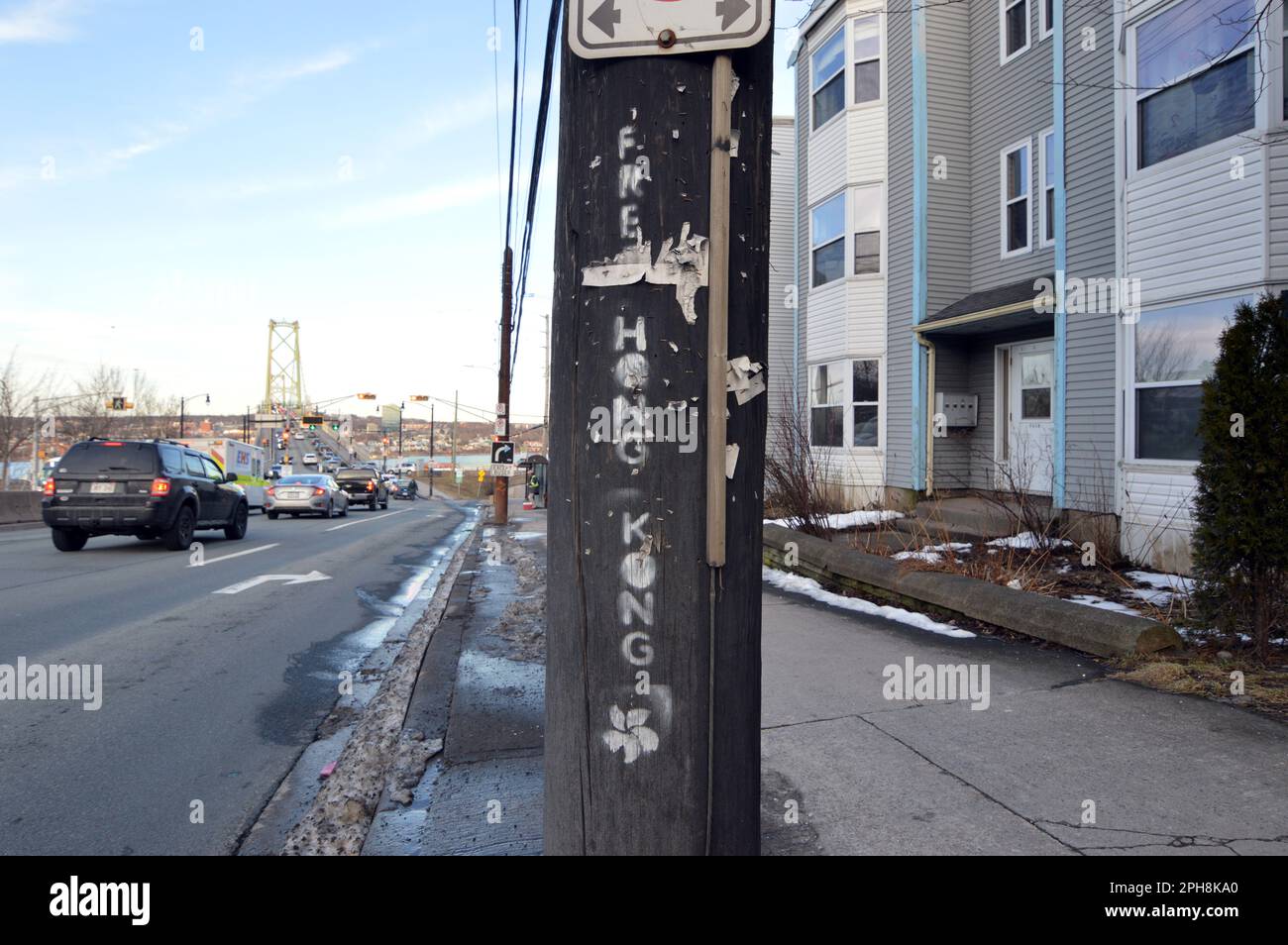 Stencil "Free Hong Kong" visto sul palo della linea elettrica su North Street a Halifax, Nuova Scozia, Canada (2023) Foto Stock