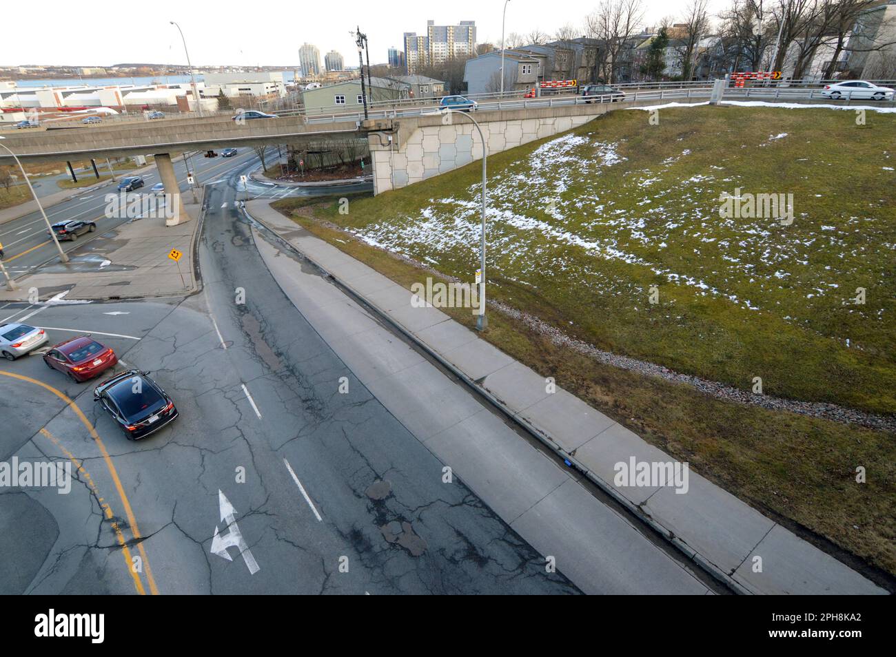 Rampa di accesso Halifax-side per la pista ciclabile sul ponte Angus L. Macdonald in Nova Scotia, Canada Foto Stock