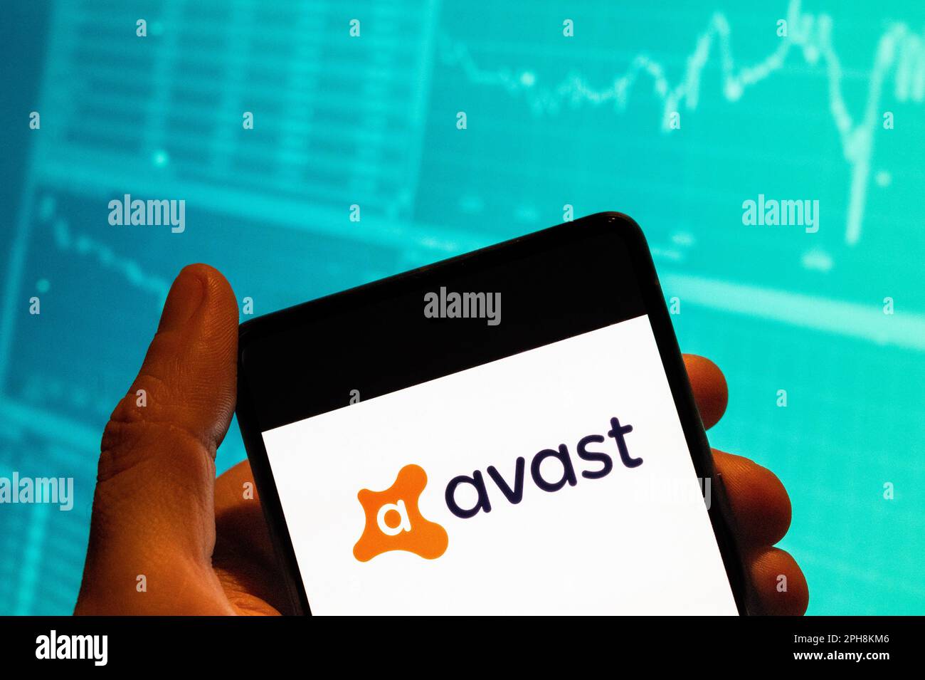 Cina. 15th Feb, 2023. In questa foto, il logo Avast Software, multinazionale ceca nel settore del software per la sicurezza informatica, viene visualizzato su uno smartphone con un grafico dell'indice della borsa economica sullo sfondo. Credit: SOPA Images Limited/Alamy Live News Foto Stock