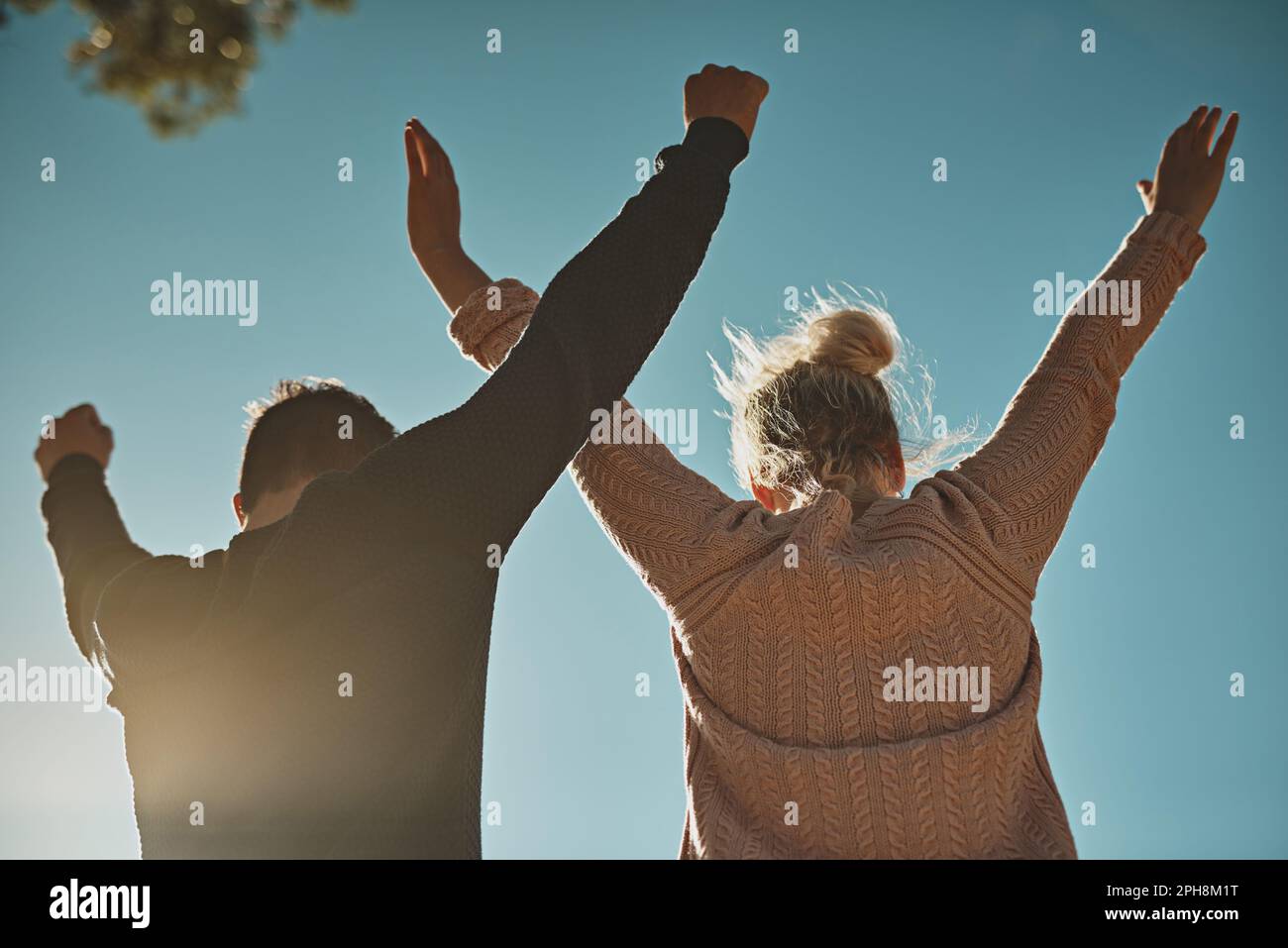 L'abbiamo fatto al top. una coppia che festeggia dopo aver raggiunto la vetta. Foto Stock