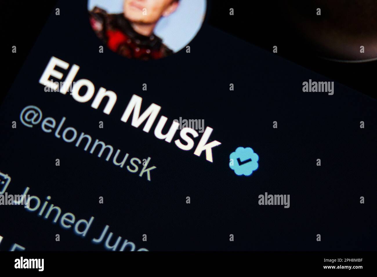 Kaunas, Lituania - 2023 marzo 27: Primo piano dell'account twitter di Elon Musk. Segno di spunta sull'icona blu verificata. Foto di alta qualità Foto Stock