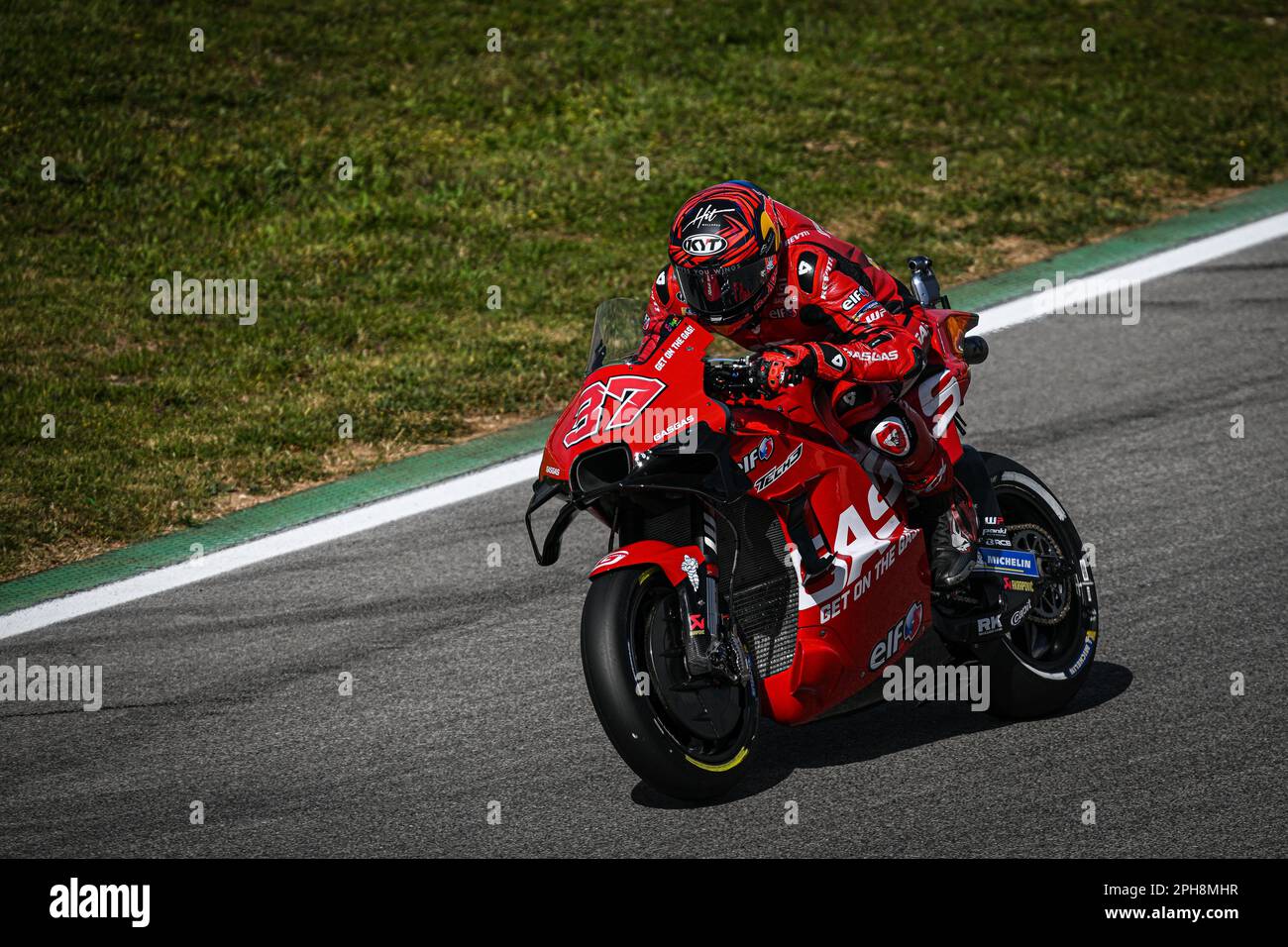 Portimao, Portogallo. 24th Mar, 2023. PORTIMAO, ALGARVE, PORTOGALLO - 24 MARZO: Augusto Fernandez di Spagna compete con il suo Gasgas Factory Racing Tech3 Team durante le prove libere MotoGP all'Autodromo Internacional do Algarve il 24 marzo 2023 a Portimao, Algarve, Portogallo. (Foto & copyright Octavio PASSOS/ATP images) (PASSOS Octavio/ATP/SPP) Credit: SPP Sport Press Photo. /Alamy Live News Foto Stock