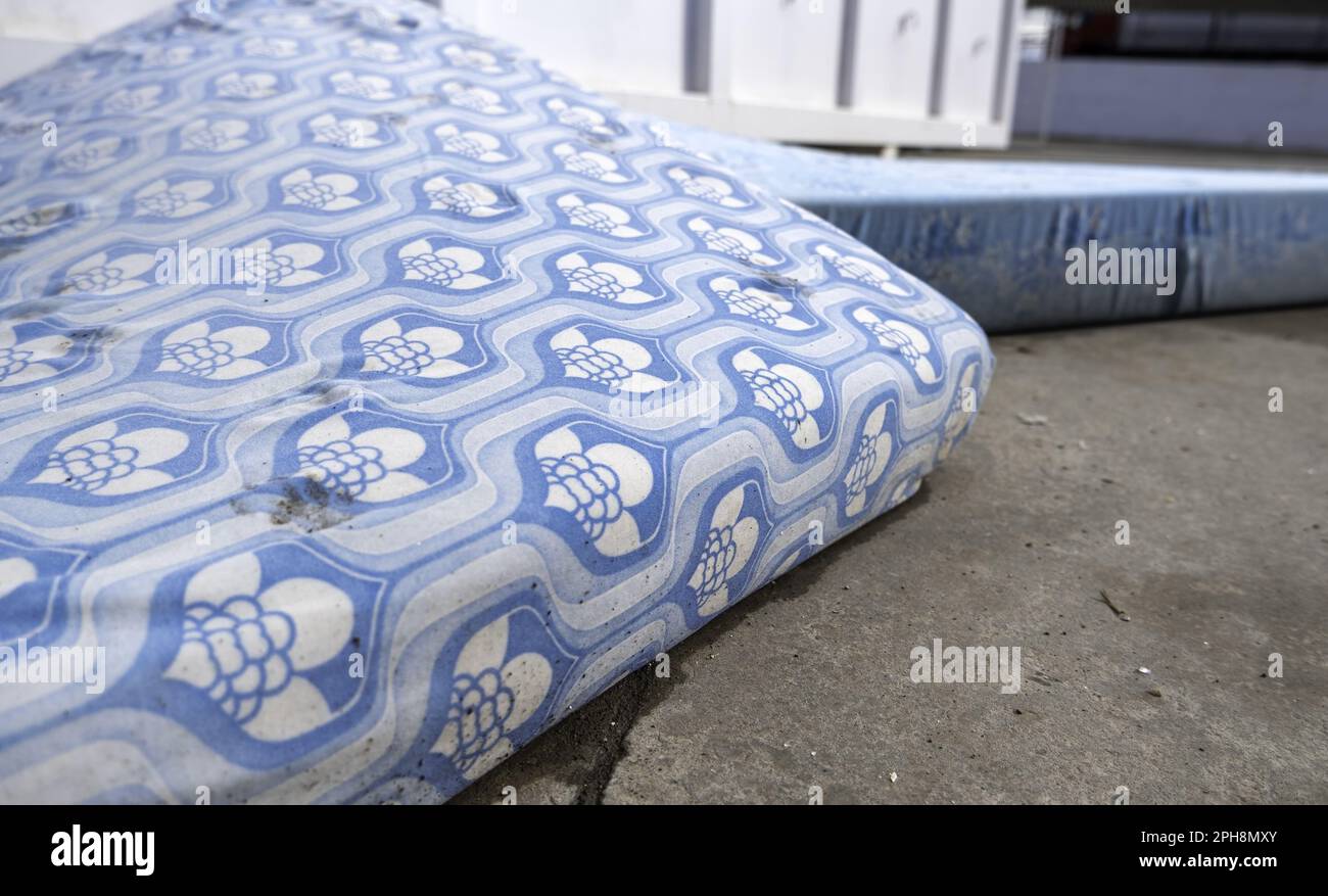 Particolare dei vecchi materassi sporchi e danneggiati, riciclaggio Foto  stock - Alamy