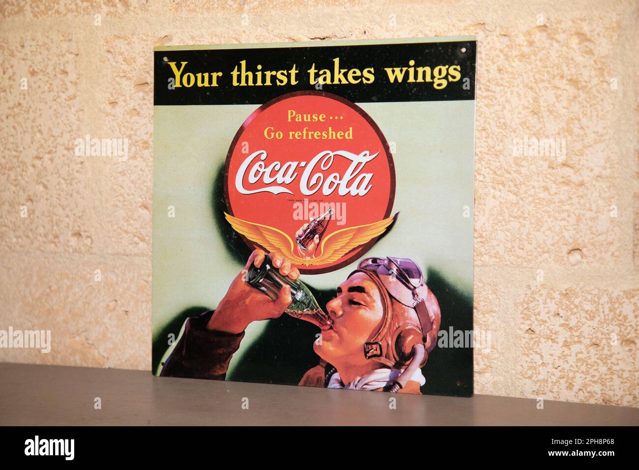 Bordeaux , Aquitaine France - 03 10 2023 : Coca Cola segno marchio e logo di testo sulla pubblicità aereo pilota caffè pub carbonated bibite rinfrescanti Foto Stock