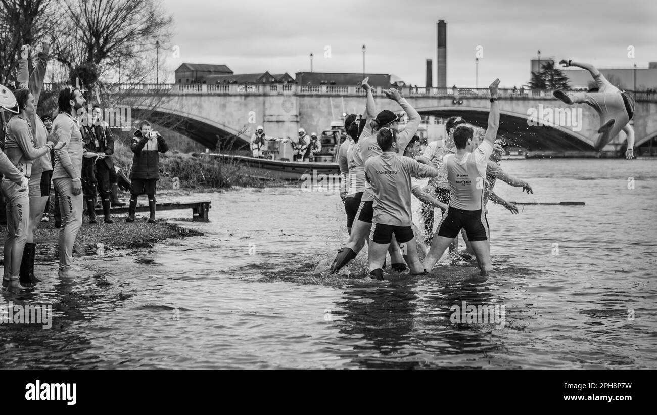 Immagine in bianco e nero di Cambridge (goldie) cox Ollie Boyne è affondata nel tamigi per celebrare la loro vittoria della corsa Isis-Goldie. Foto Stock