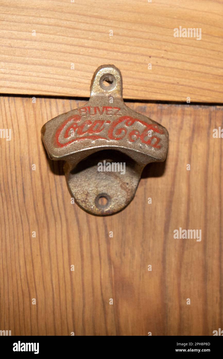 Bordeaux , Aquitaine France - 03 10 2023 : logo coca cola marchio e segno di testo retro promozionale apribottiglie montato a parete Foto Stock